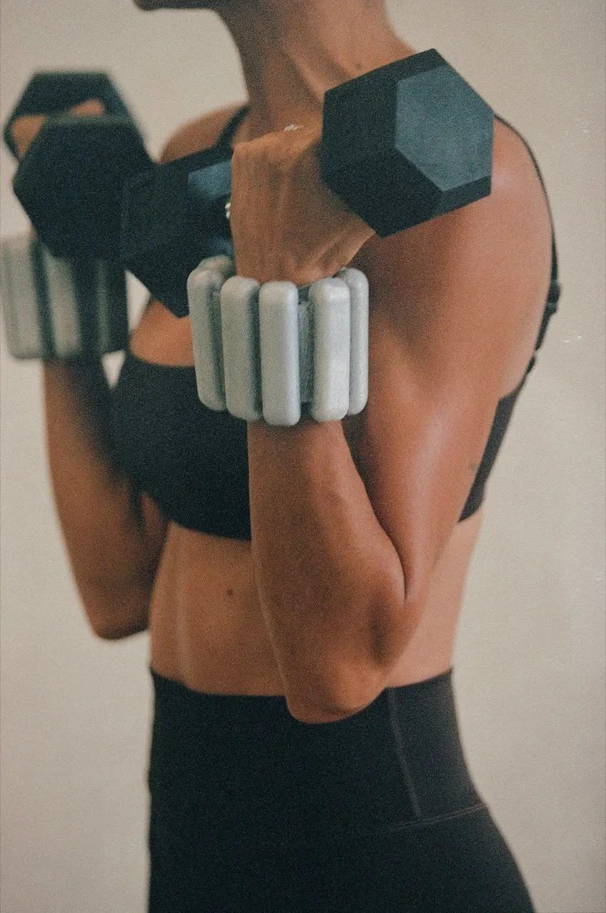 Exercice de renforcement musculaire avec haltères pendant la retraite sportive en Corse du Sud